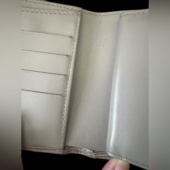 LOUIS VUITTON Epi Porte-Billets Compact Wallet - Picture 6 of 16